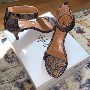 Style & Co Paycee Sandals in Blu-org Brocade